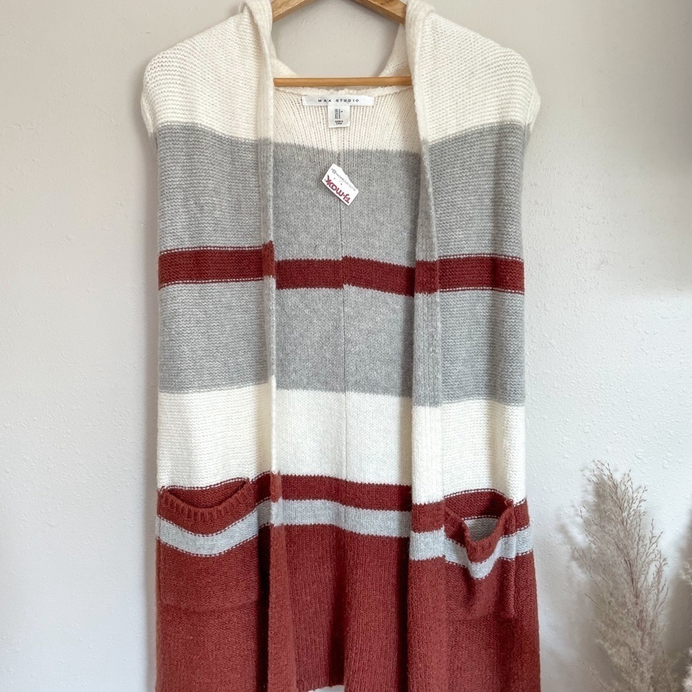 Max Studio | Cozy Fall Hooded Wool Blend Sleeveless Sweater - Picture 4 of 9